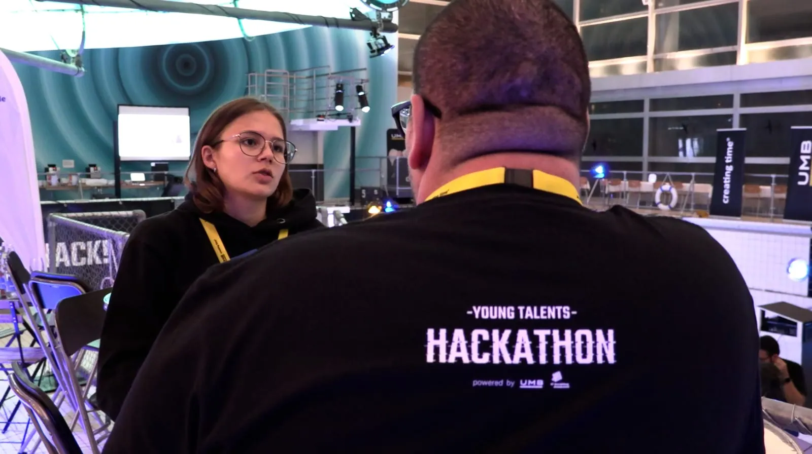 Gespräch am Hackathon, im Vordergrund ein Hoodie mit der Aufschrift «Young Talents Hackathon»