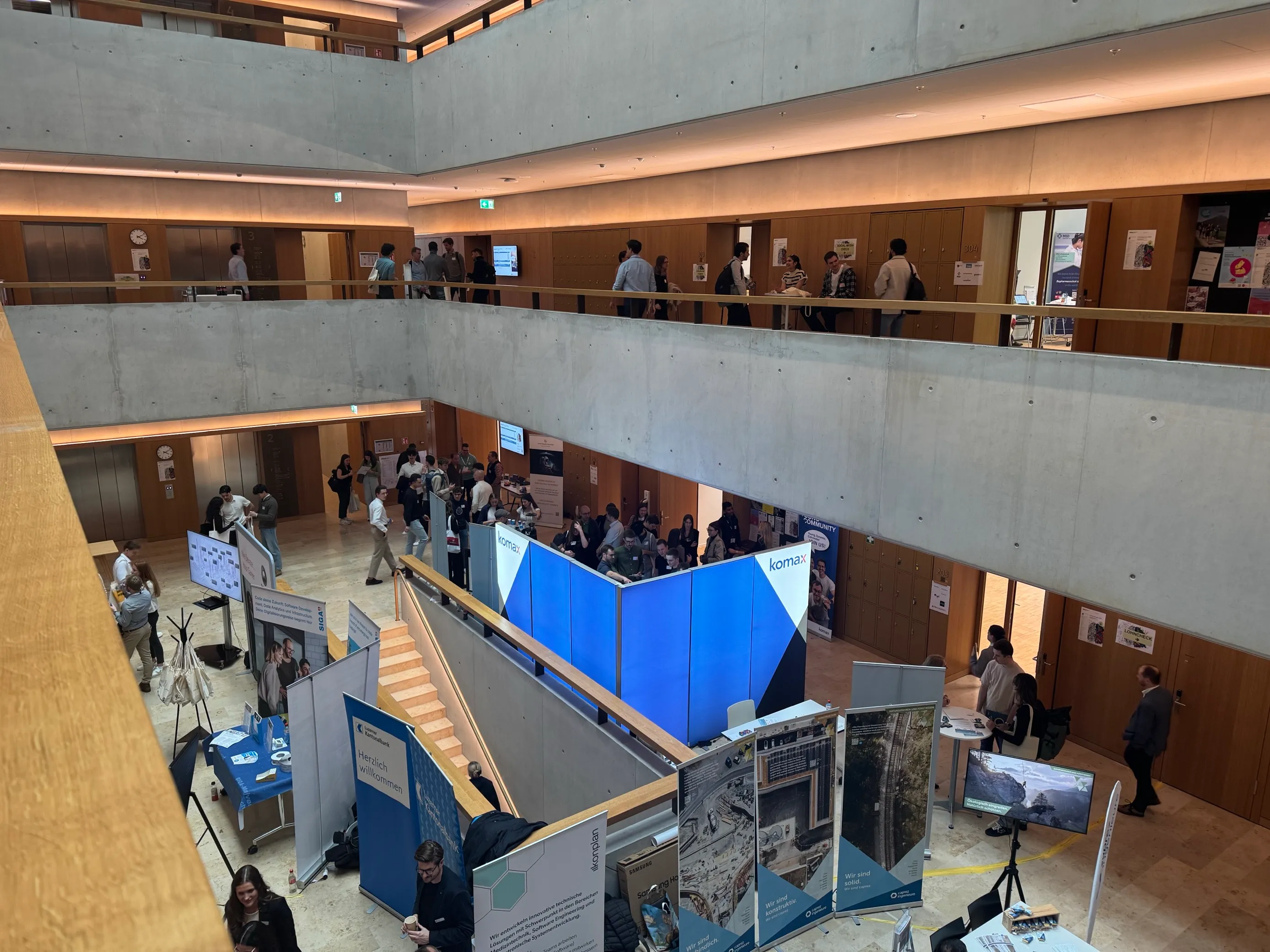 Blick von oben in das Foyer der Kontaktgespräche an der Hochschule Luzern