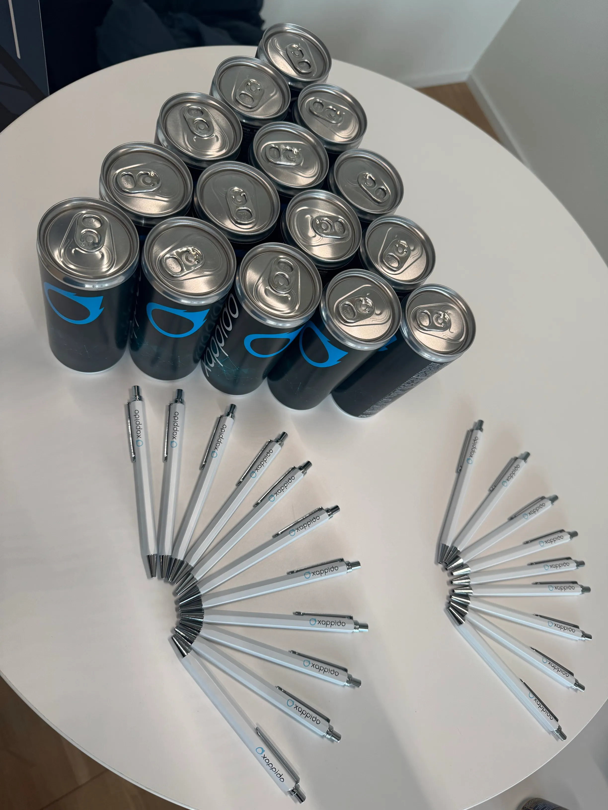 Getränkedosen mit xappido-Logo auf einem Stehtisch