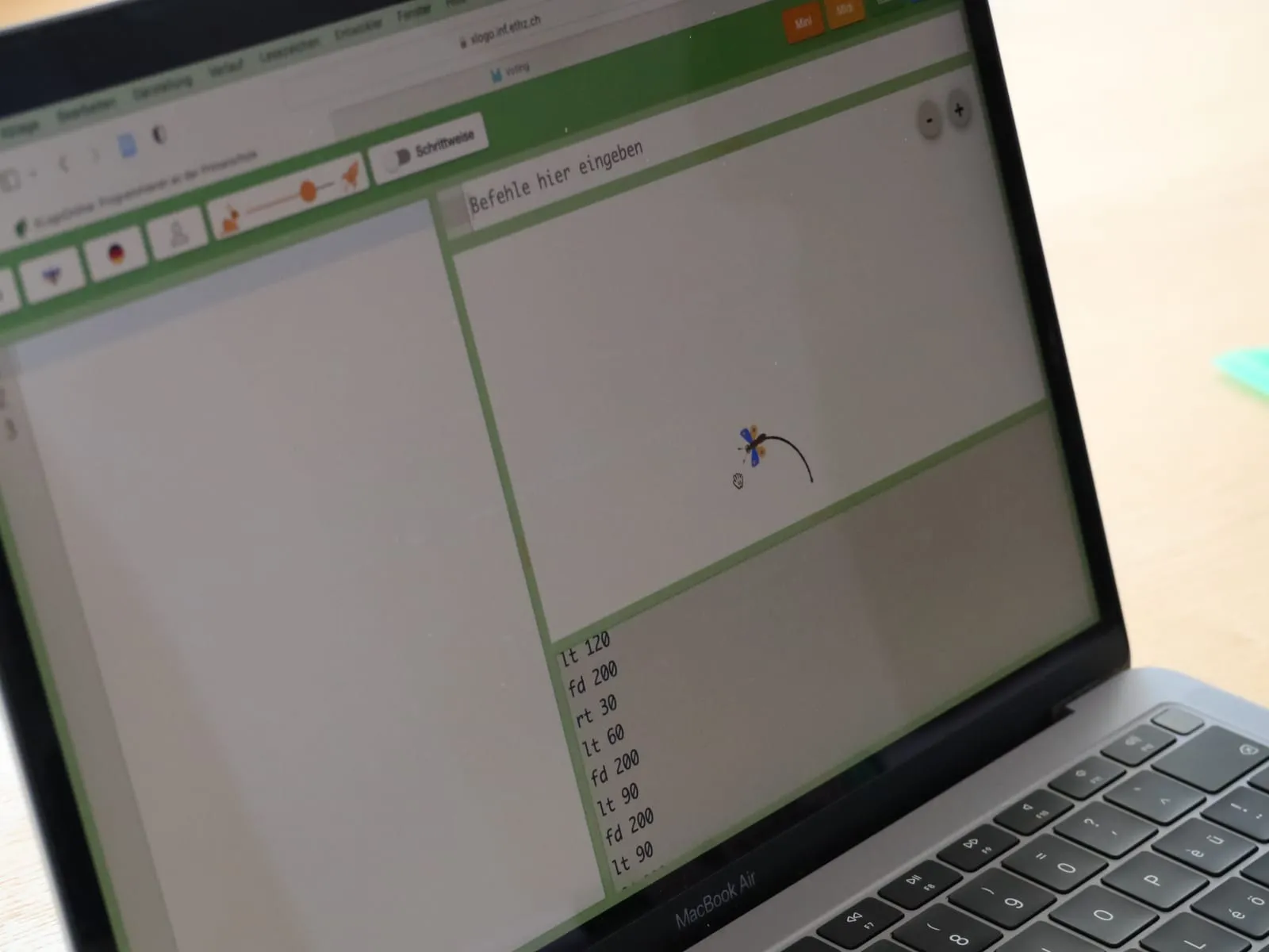 Laptop mit der Programmierumgebung XLogo: aus Befehlen entsteht eine gezeichnete Libelle
