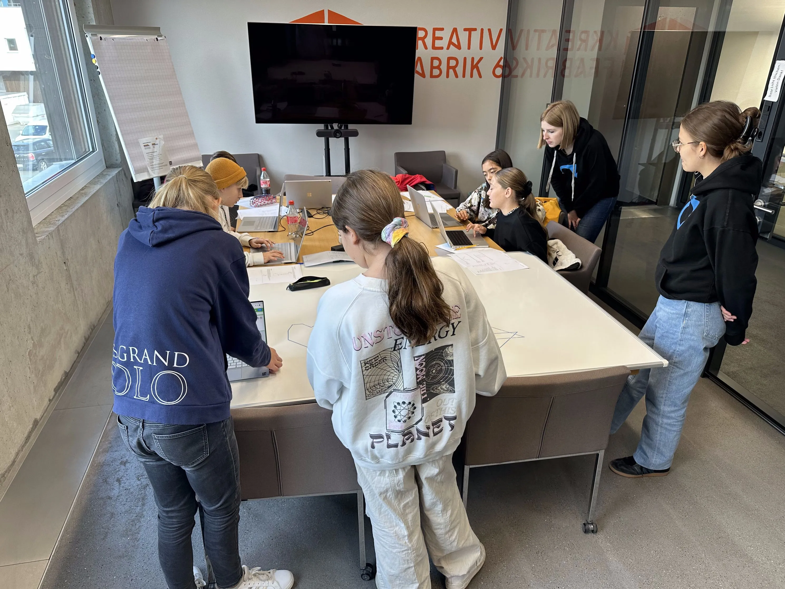 Schülerinnen und Schüler im Besprechungsraum am Zukunftstag