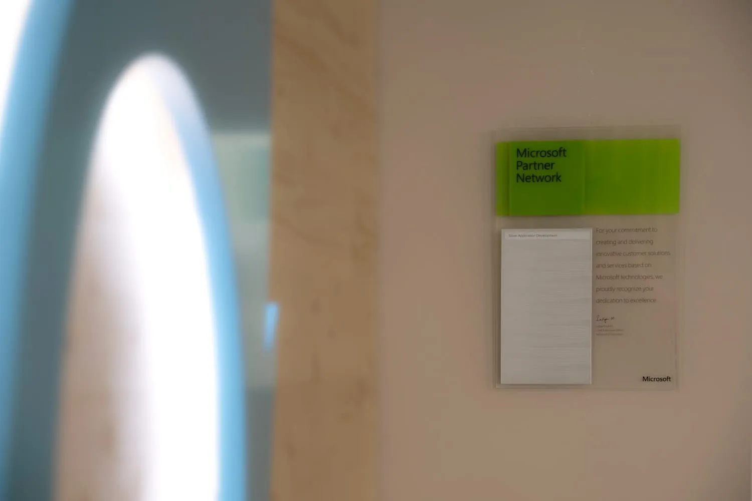 Schild des Microsoft Partner Network an der Bürowand
