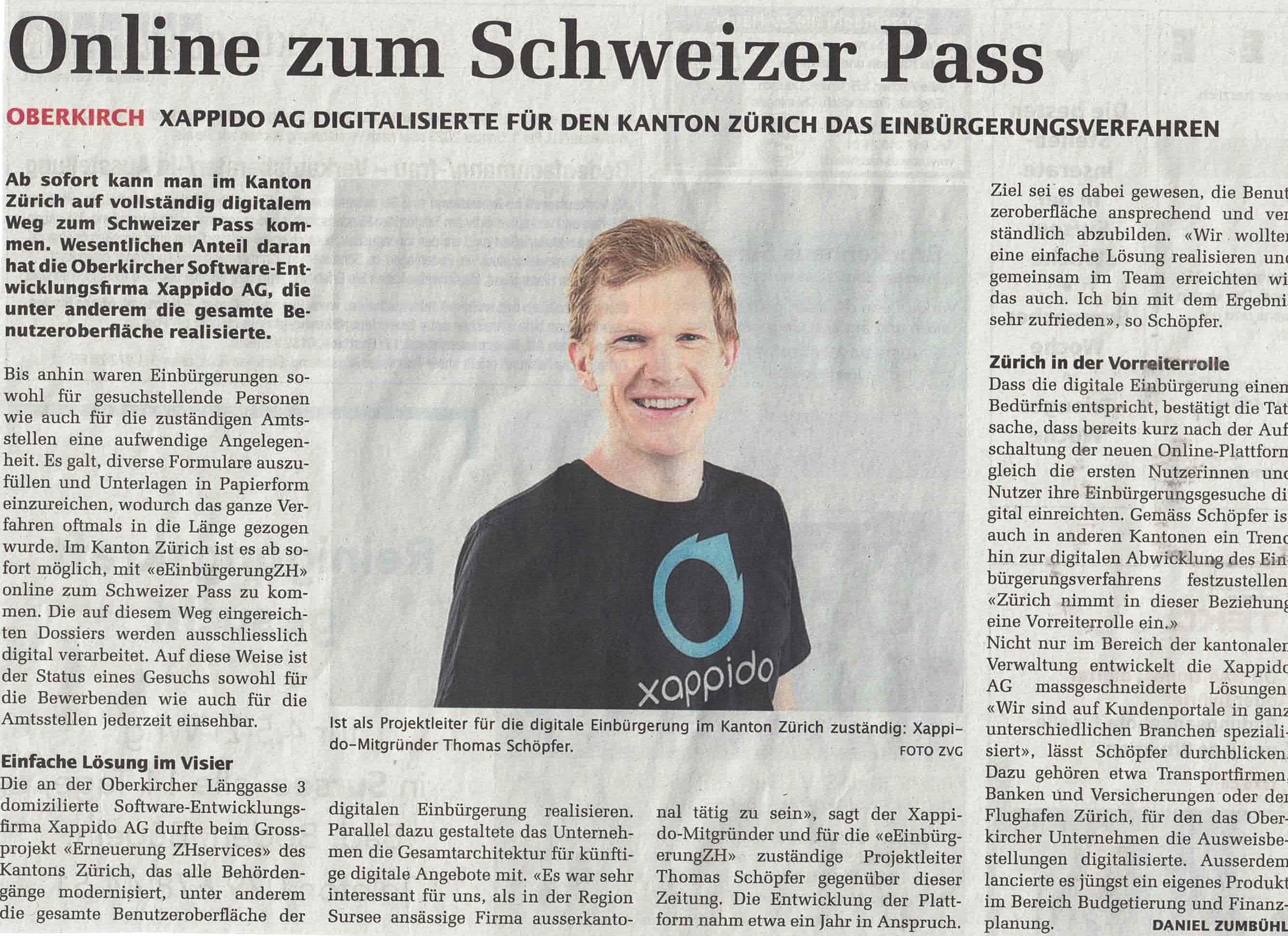 Zeitungsseite der Surseer Woche mit dem Artikel «Online zum Schweizer Pass» über das von xappido digitalisierte Einbürgerungsverfahren des Kantons Zürich, daneben ein Porträtfoto von Thomas im xappido-Shirt