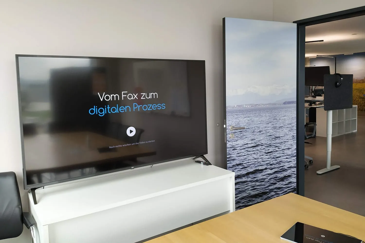 Bildschirm mit dem Referenzfilm «Vom Fax zum digitalen Prozess»