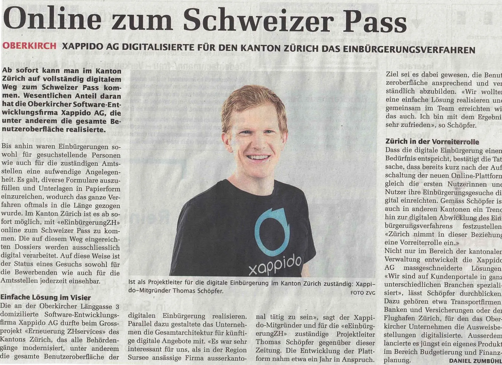 Zeitungsseite der «Surseer Woche» mit dem Artikel «Online zum Schweizer Pass» über das von xappido digitalisierte Einbürgerungsverfahren, daneben ein Porträtfoto von Thomas