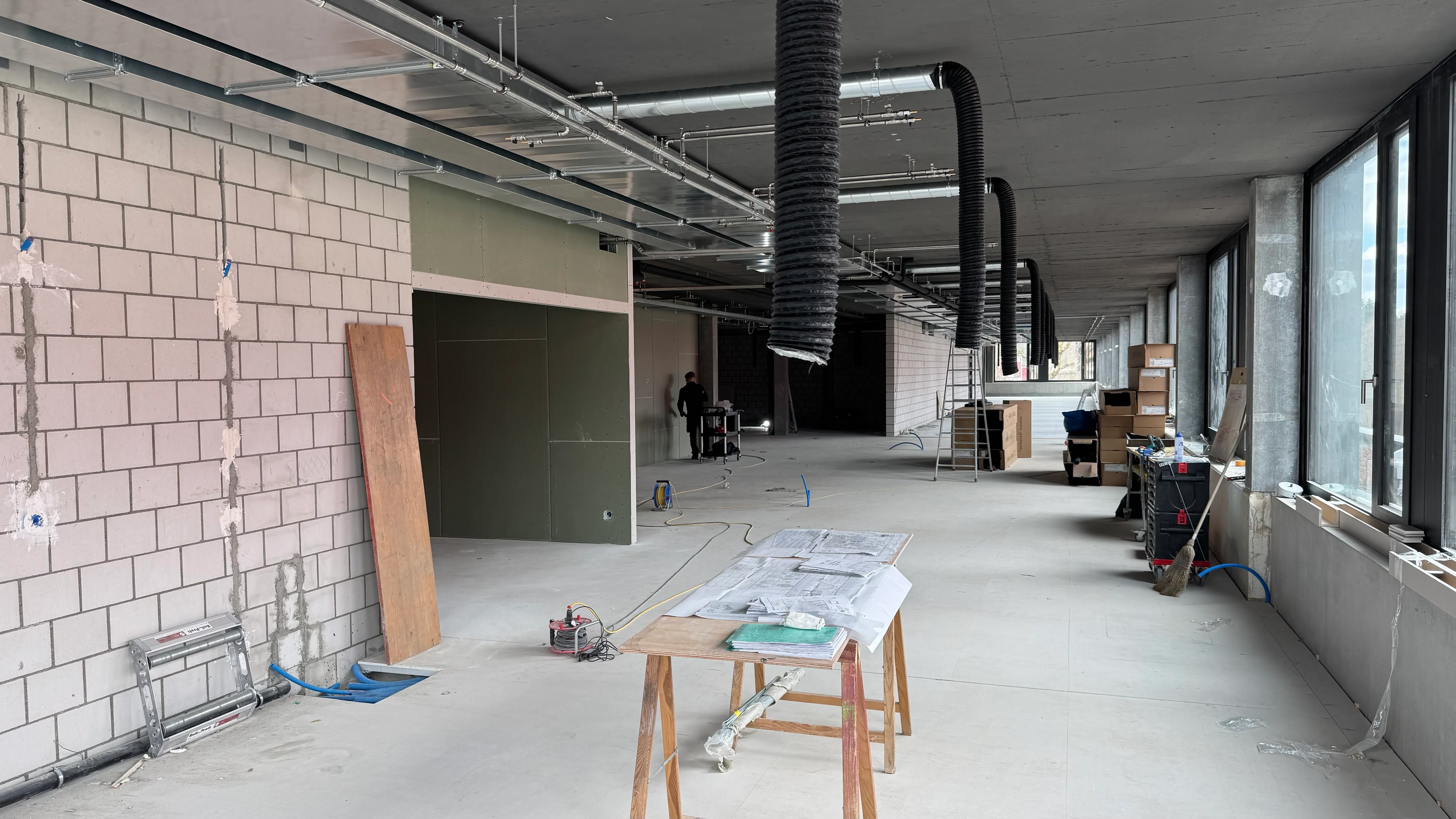 Rohbau des neuen Büros: Betonboden und offene Leitungen