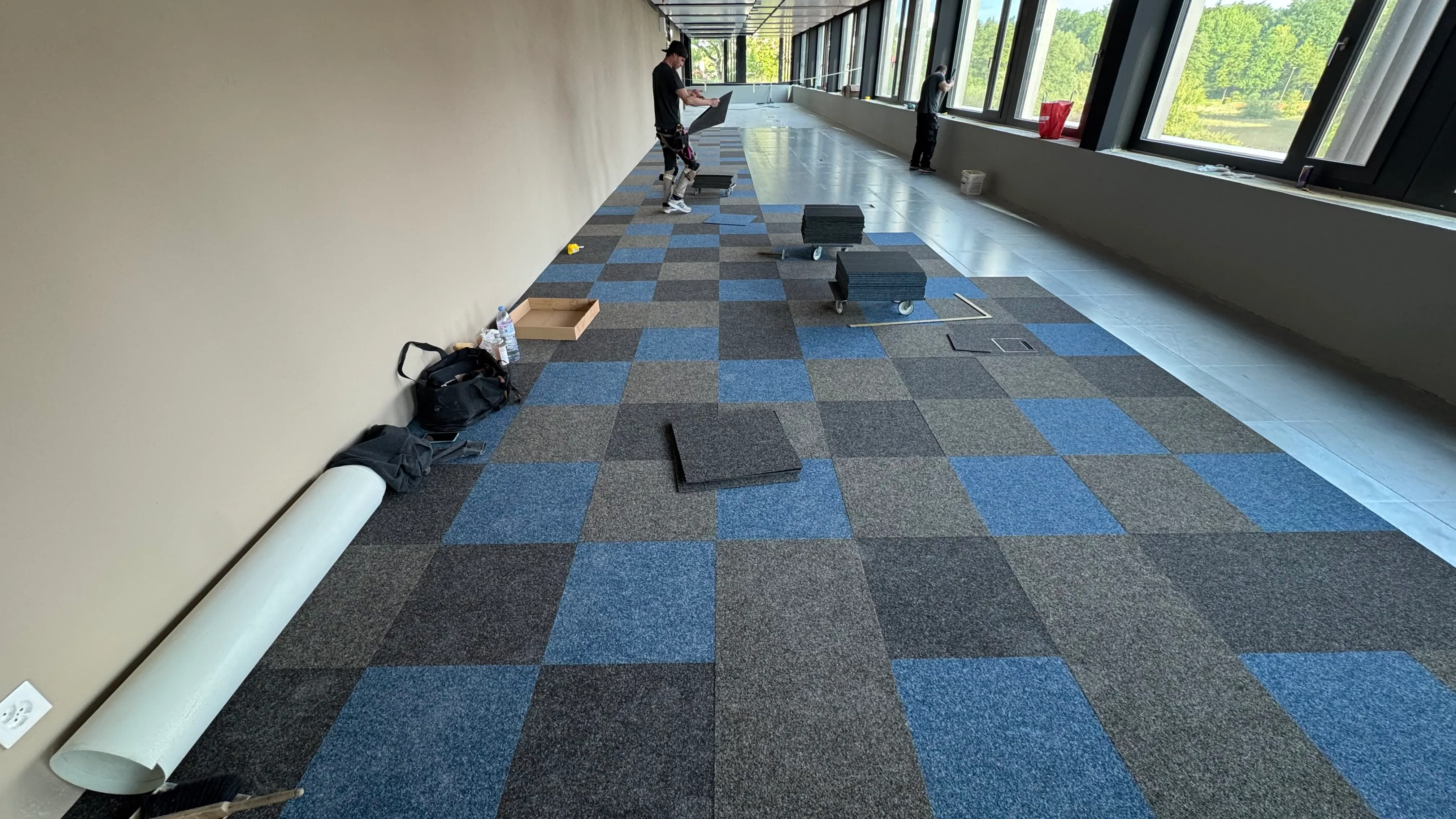 Frisch verlegter Teppich in Blau- und Grautönen