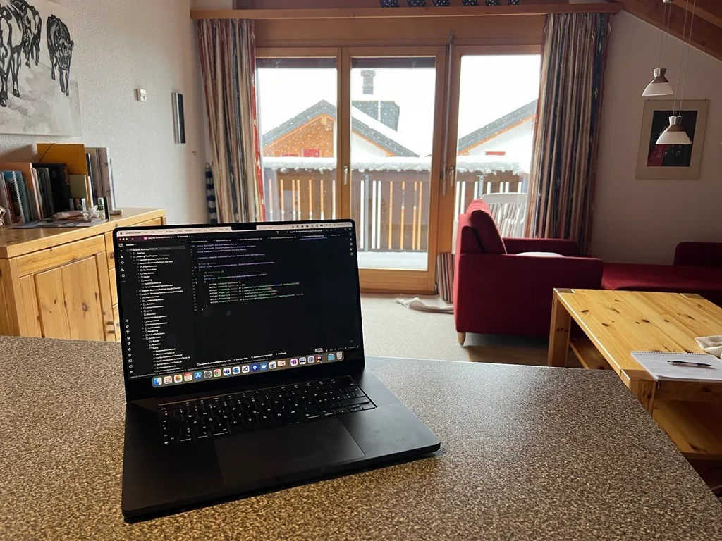 Laptop auf einem Tisch in einer Ferienwohnung
