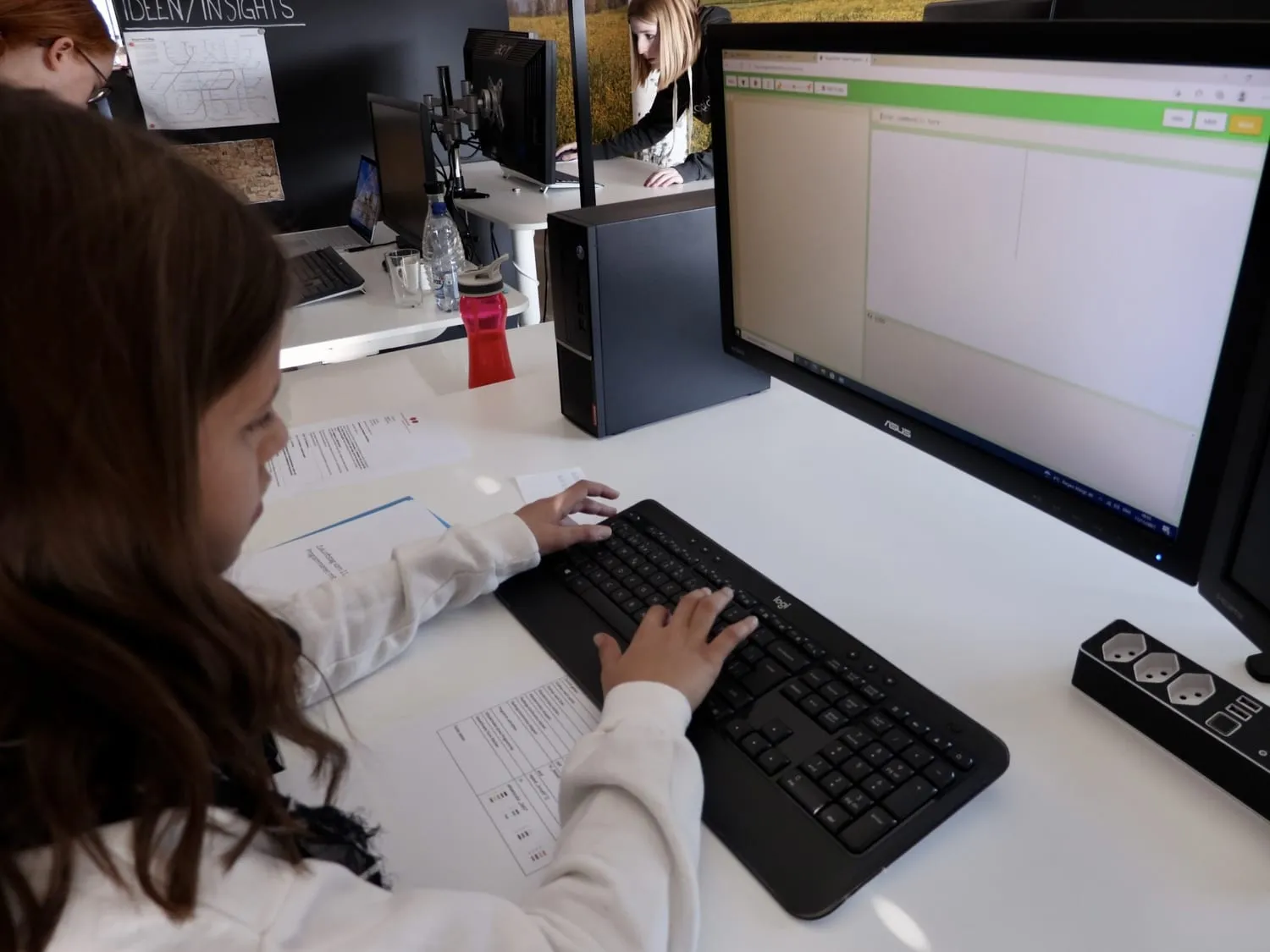 Eine Teilnehmerin tippt ihr Programm auf der Tastatur