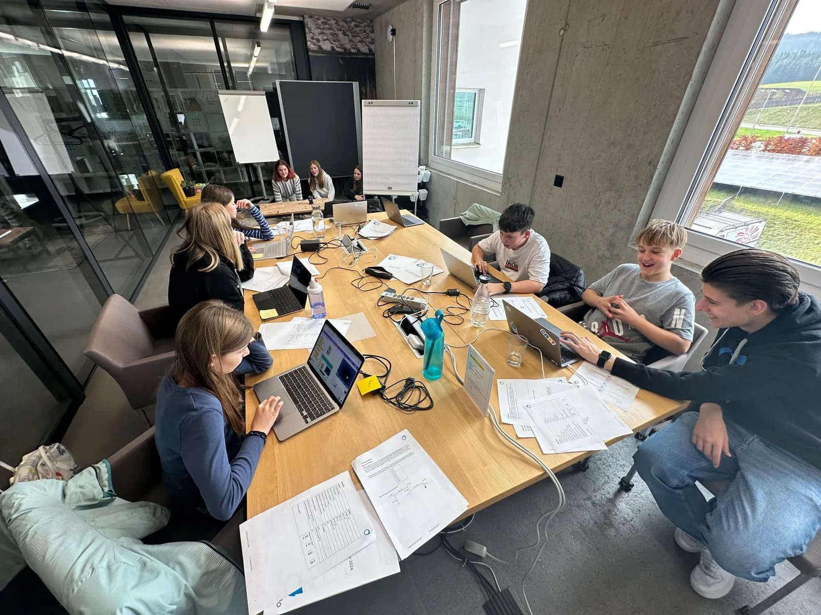 Blick in den Raum: alle Teilnehmenden programmieren an Laptops