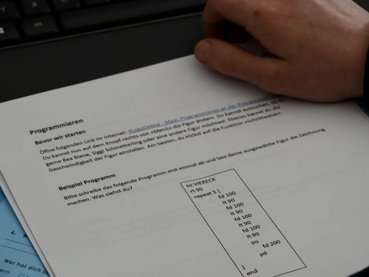 Arbeitsblatt mit der Anleitung zum ersten eigenen Programm